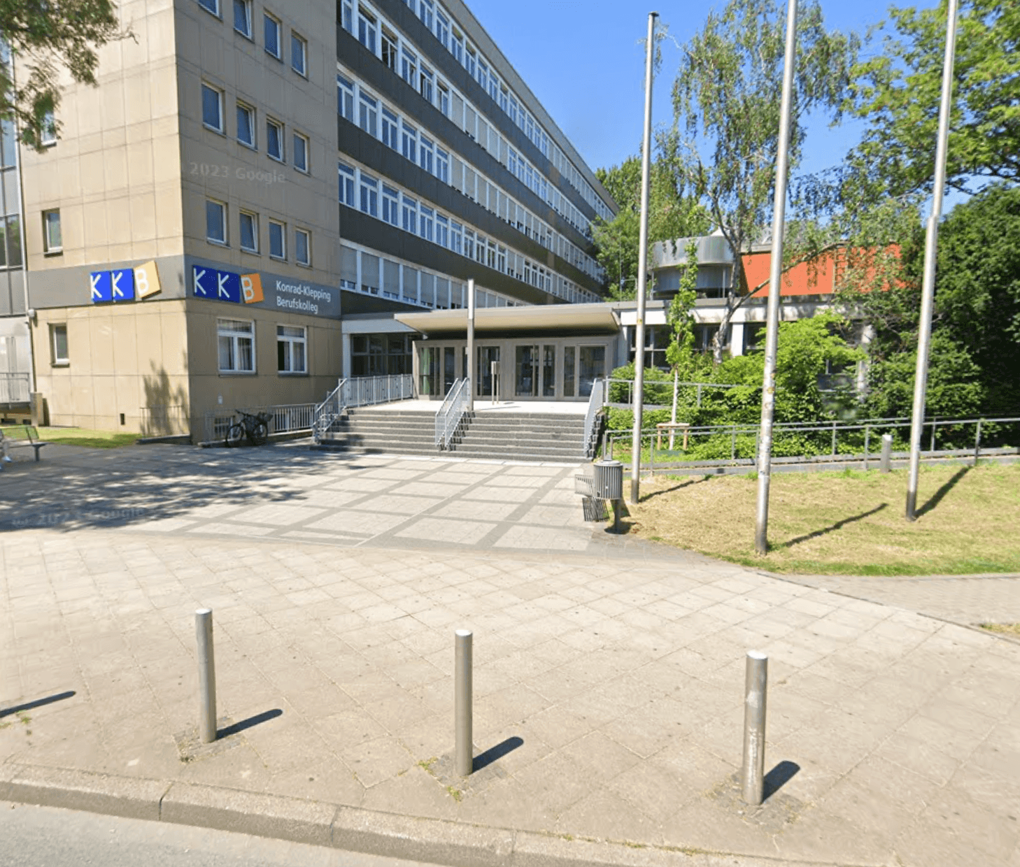 Außenansicht des Konrad-Klepping-Berufskollegs und Eingang zum Hauptstandort